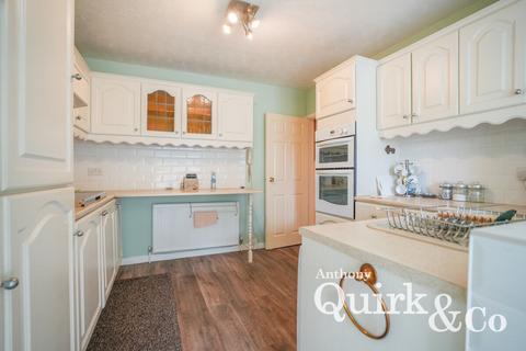 2 bedroom detached bungalow for sale, Winterswyk Avenue, Canvey Island, SS8