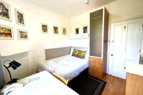 Studio to rent, Fulham Palace Road, Hammersmith, London