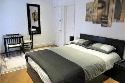 Studio to rent, Fulham Palace Road, Hammersmith, London