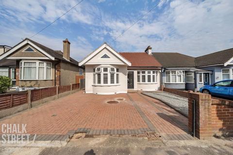 3 bedroom semi-detached bungalow for sale, Ravenscourt Drive, Hornchurch, RM12