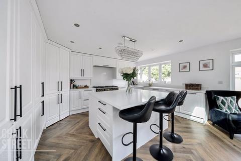 92 Ravenscourt Drive, Hornchurch, RM12 6HL