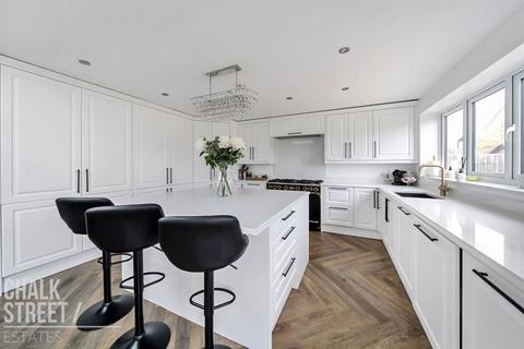 92 Ravenscourt Drive, Hornchurch, RM12 6HL