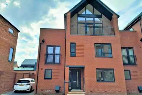 3 bedroom townhouse to rent, All Saints Road, Waterside