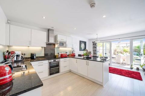 14 Westmount Close, Worcester Park, KT4 8FL