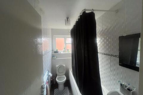 2 bedroom house to rent, Trevino Drive, Rushey Mead