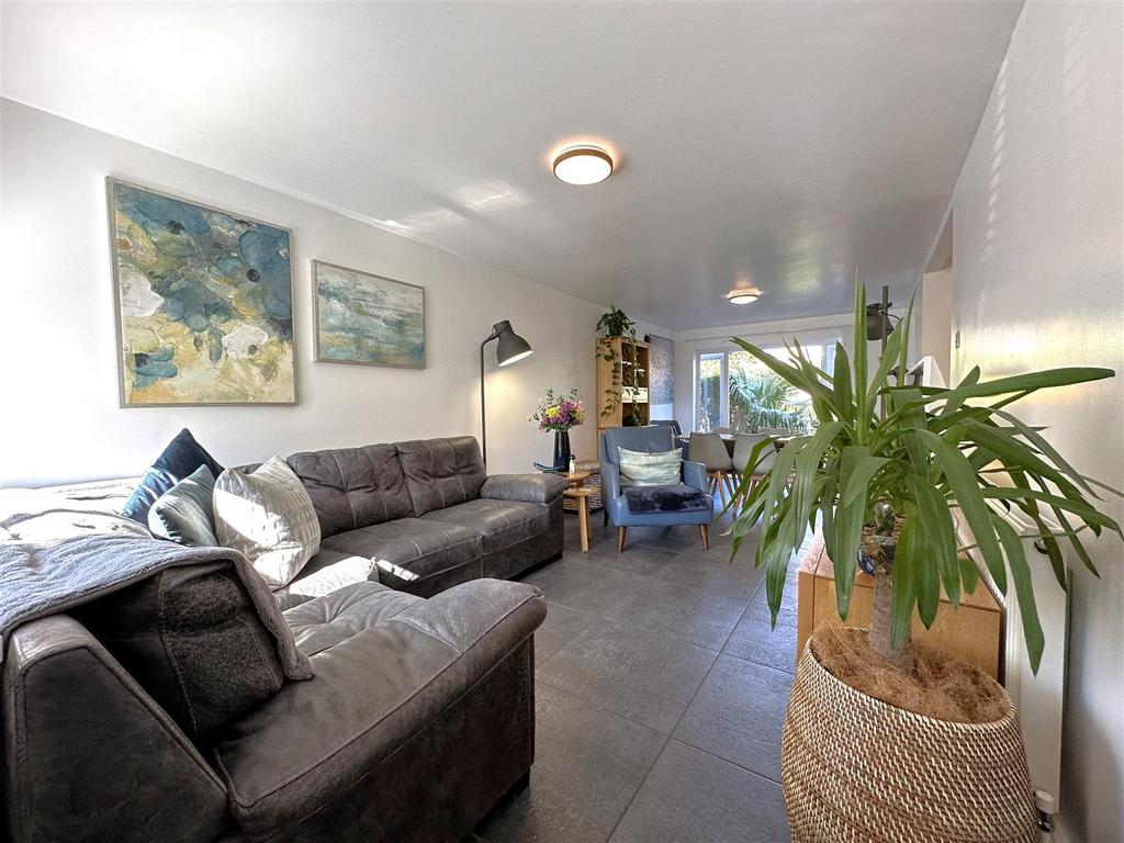 Generous Living Space 962