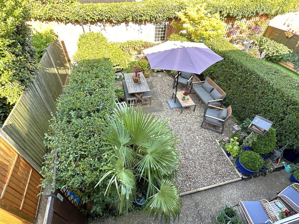 Lovely Low-Maintenance Garden 903
