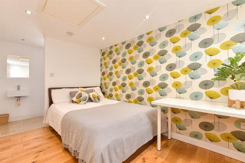 21 Horseshoe Close, Waltham Abbey, EN9 3RX