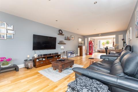 3 bedroom detached house for sale, Fairford Avenue, Bexleyheath, Kent