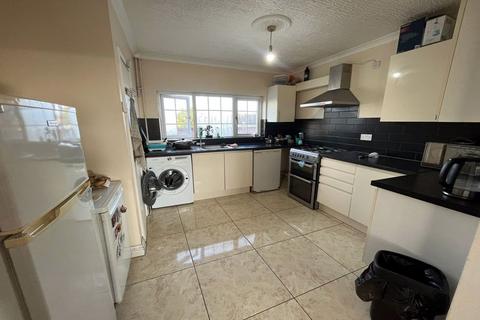 4 bedroom maisonette to rent, a North Parade, Chessington, London