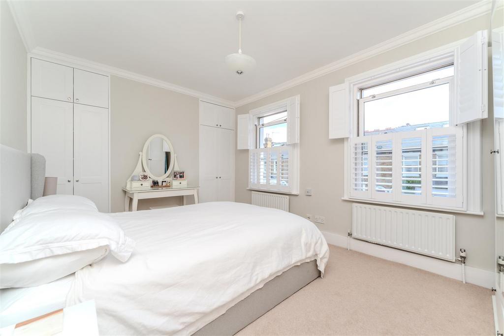 23 Clairville Bed 1.jpg
