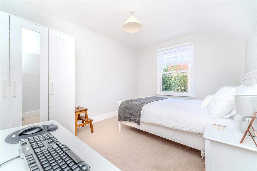 23 Clairville Bed 2a.jpg