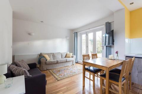 3 bedroom flat to rent, Tritton Road, London