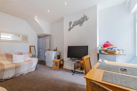 4 bedroom end of terrace house for sale, Kings Road, Cardiff CF11