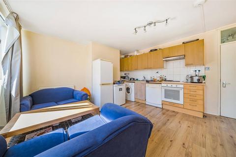 4 bedroom flat to rent, Hersham Close, Roehampton SW15