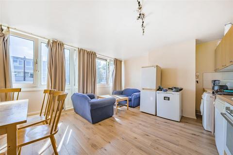 4 bedroom flat to rent, Hersham Close, Roehampton SW15