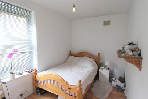 3 bedroom flat to rent, Bath Terrace, London