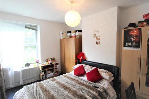 3 bedroom flat to rent, Bath Terrace, London