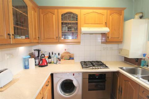 3 bedroom flat to rent, Bath Terrace, London