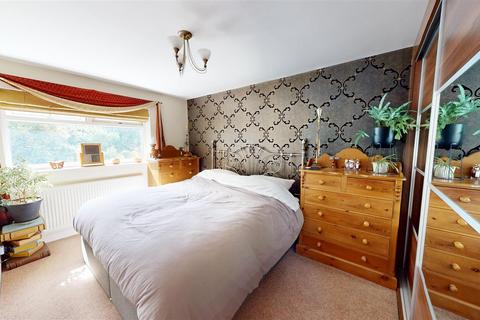 14 Hebble Vale Drive, Halifax, HX2 8TL