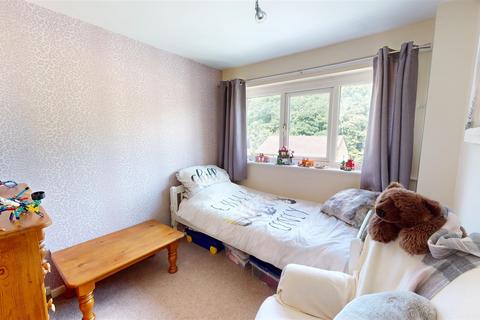 14 Hebble Vale Drive, Halifax, HX2 8TL