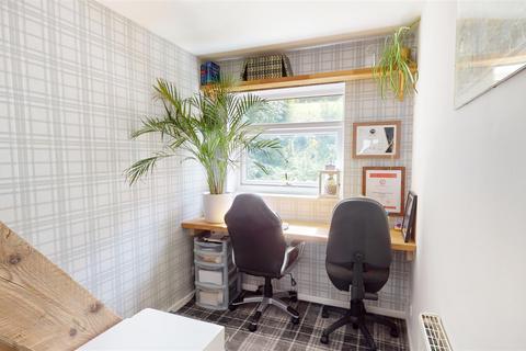 14 Hebble Vale Drive, Halifax, HX2 8TL