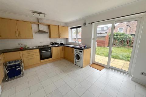 3 bedroom house to rent, Crompton Road, Macclesfield, Cheshire