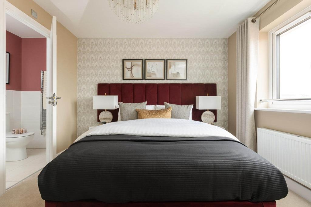 The main bedroom also hosts an private en suite...