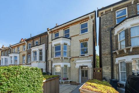 3 bedroom flat for sale, Chelsham Road, Clapham