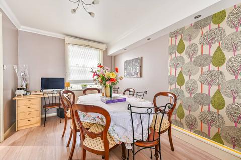 2 bedroom flat for sale, Lurline Gardens, Battersea, London, SW11