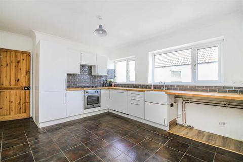 3 bedroom flat to rent, Helena Avenue, Whitley Bay