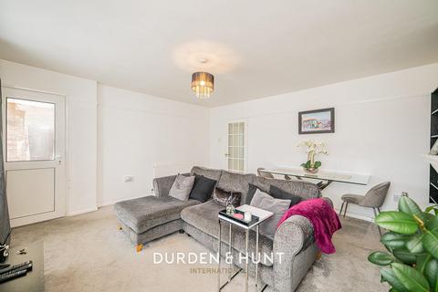 2 bedroom apartment for sale, Aragon Drive, Hainault, IG6