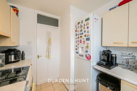 2 bedroom apartment for sale, Aragon Drive, Hainault, IG6