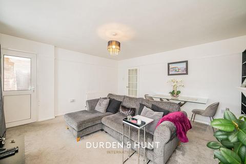 2 bedroom apartment for sale, Aragon Drive, Ilford, IG6