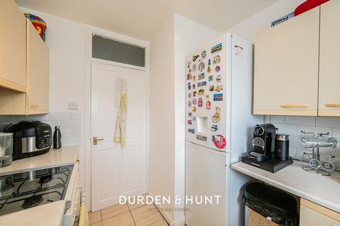 2 bedroom apartment for sale, Aragon Drive, Ilford, IG6