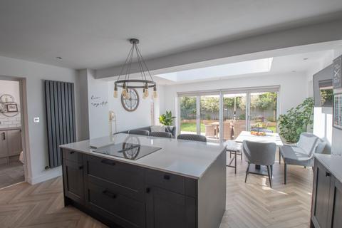 11 Holloway Drive, Wombourne, Wolverhampton, WV5 0PA