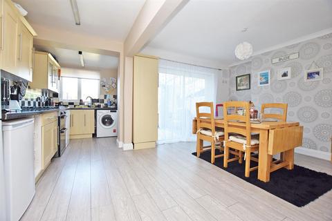 4 bedroom terraced house for sale, Featherby Road, Rainham