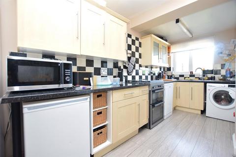 4 bedroom terraced house for sale, Featherby Road, Rainham