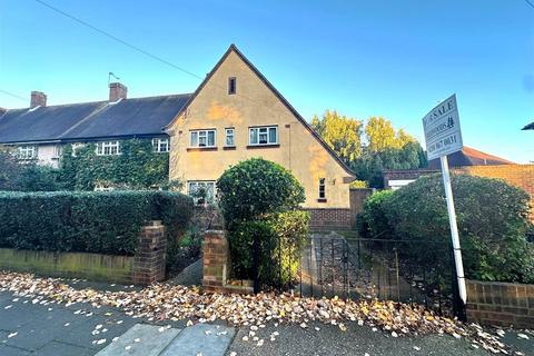 3 bedroom end of terrace house for sale, Chertsey Road, Feltham