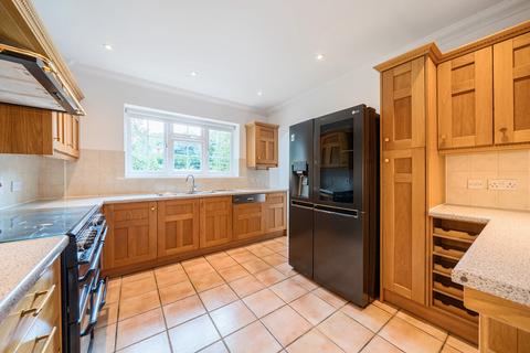 5 bedroom detached house to rent, Charlton Kings, Weybridge, Surrey, KT13