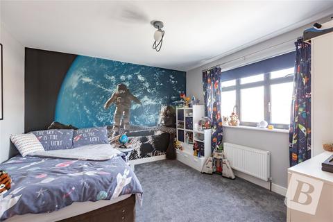 6 Don Way, Romford, RM1 4YR