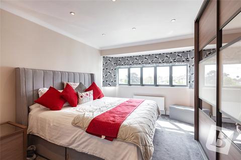 6 Don Way, Romford, RM1 4YR