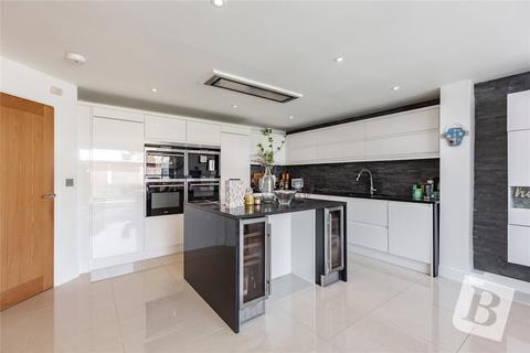 6 Don Way, Romford, RM1 4YR