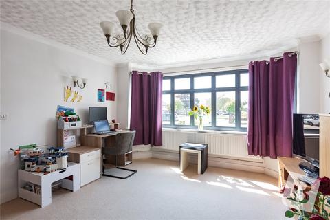 6 Don Way, Romford, RM1 4YR