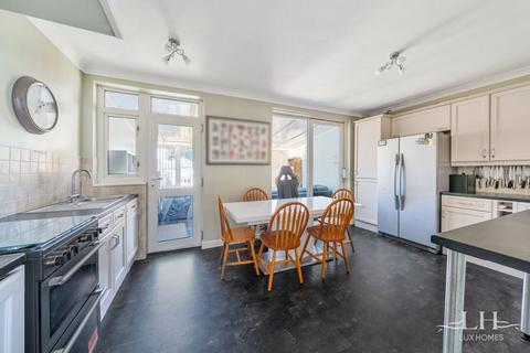 108 Upper Rainham Road, Hornchurch, RM12 4EE
