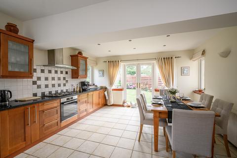 18 Hailes Grove, Edinburgh, EH13 0NE
