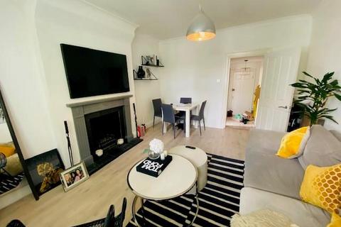 2 bedroom apartment to rent, Holmesdale Road, London