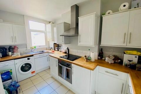 2 bedroom apartment to rent, Holmesdale Road, London