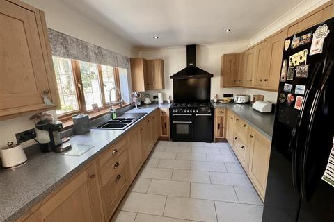 4 bedroom detached house for sale, Waterloo Road, Ammanford