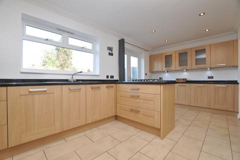 3 bedroom semi-detached house to rent, Baddow Hall Avenue, Great Baddow